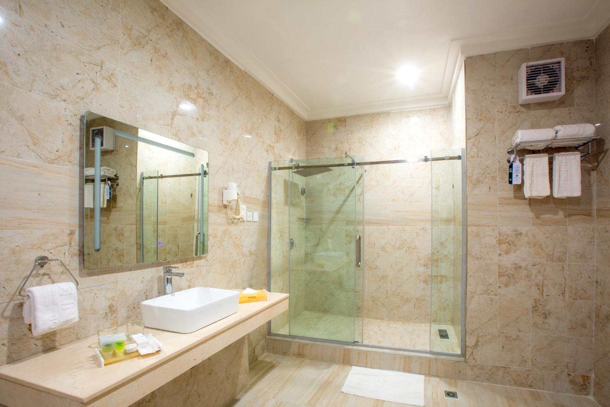 אבוג'ה Johnwood Hotel By Bolton מראה חיצוני תמונה
